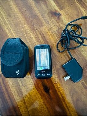 LG VN270 Black Touchscreen Slider Phone with Black Charger and Velcro Case